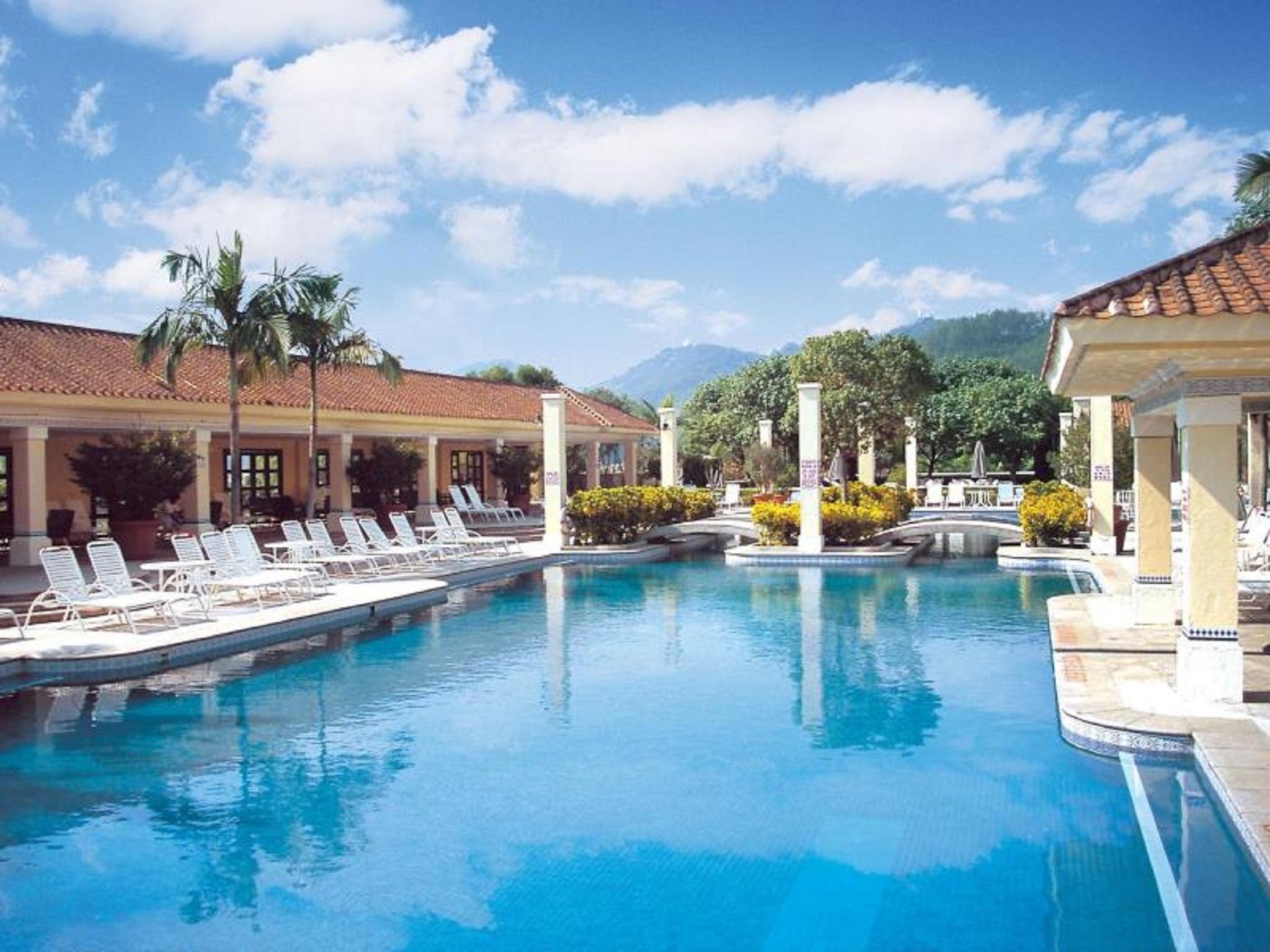 Grand Coloane Resort Makau Zewnętrze zdjęcie The pool at Sandals Royal Plantation