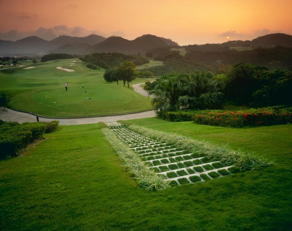 Grand Coloane Resort Makau Zewnętrze zdjęcie Golf course in Okinawa, Japan