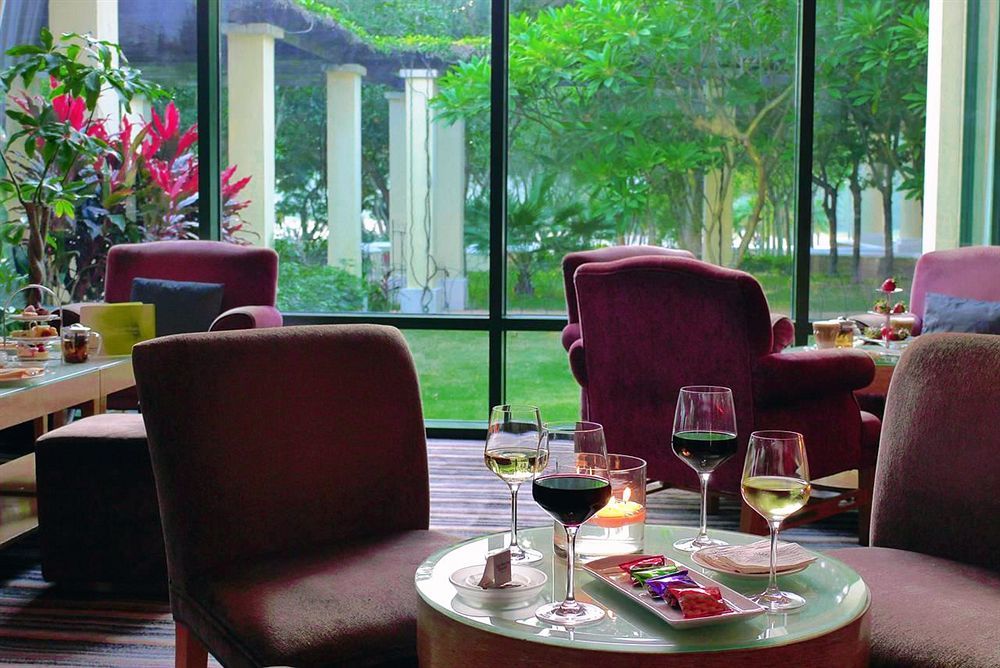 Grand Coloane Resort Makau Zewnętrze zdjęcie Wine tasting at the Château d'Antan