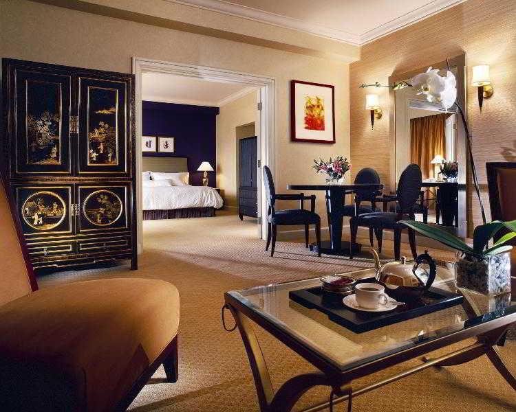 Grand Coloane Resort Makau Pokój zdjęcie A suite at the Mandarin Oriental, Hong Kong