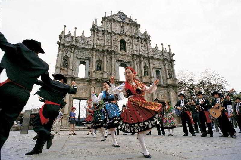 Grand Coloane Resort Makau Zewnętrze zdjęcie Portuguese people dancing in Macau